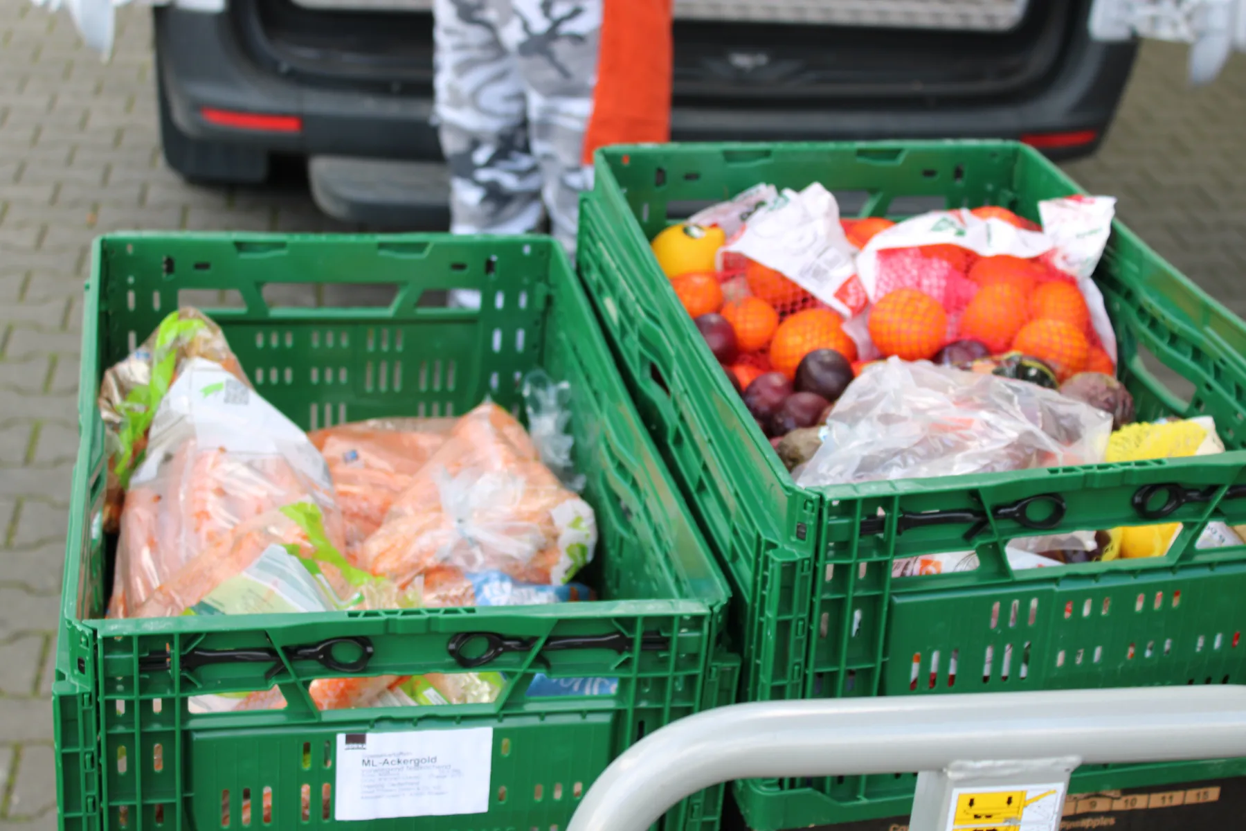 Frische gerettete Lebensmittel in Kisten bei der Moerser Tafel